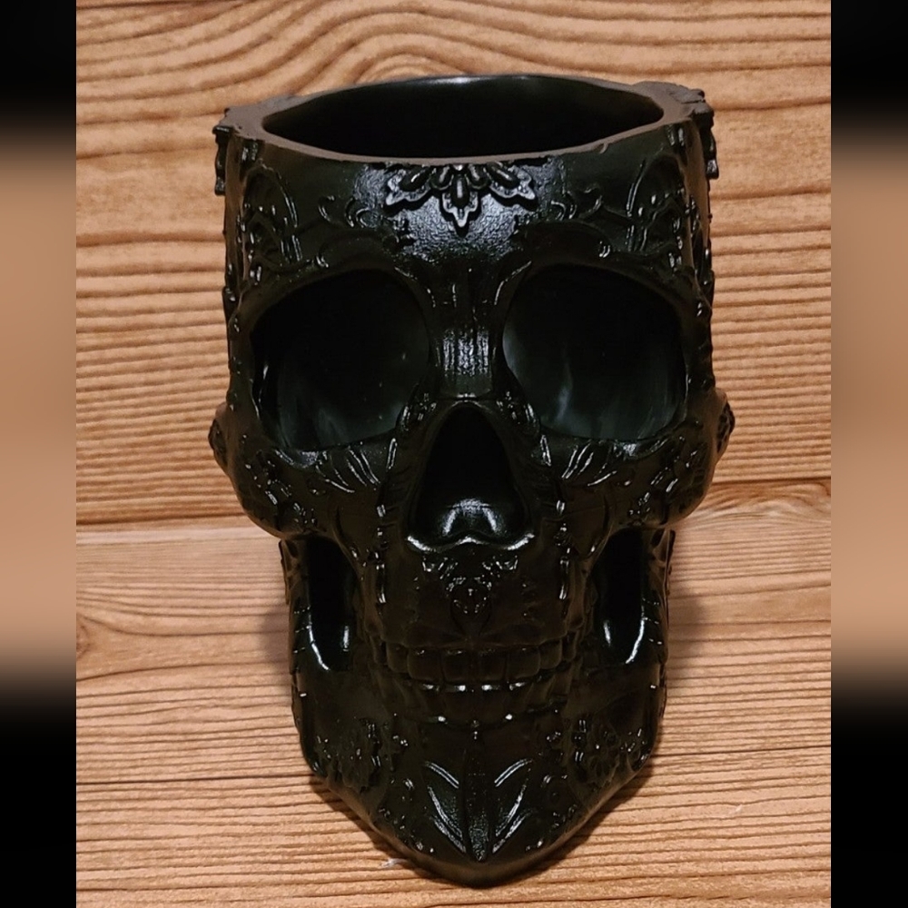 Trubeauty Victorian Gothic Skull makeup brush holder - Picture 6 of 10